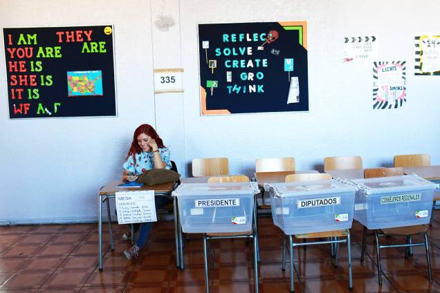 Mesária aguarda eleitores em local de votaçāo em Santiago, capital do Chile - 19/11/2017 Mesária aguarda eleitores em local de votaçāo em Santiago, capital do Chile - 19/11/2017
