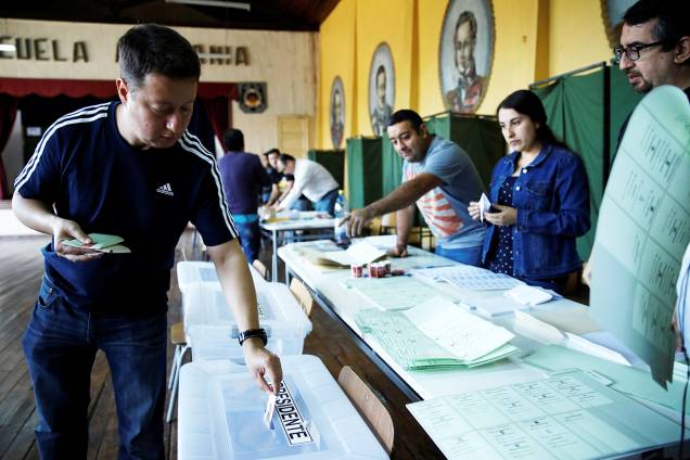 Eleitor deposita cédula de votação em urna, durante as eleições presidenciais em Santiago, capital do Chile - 19/11/2017 Eleitor deposita cédula de votação em urna, durante as eleições presidenciais em Santiago, capital do Chile - 19/11/2017