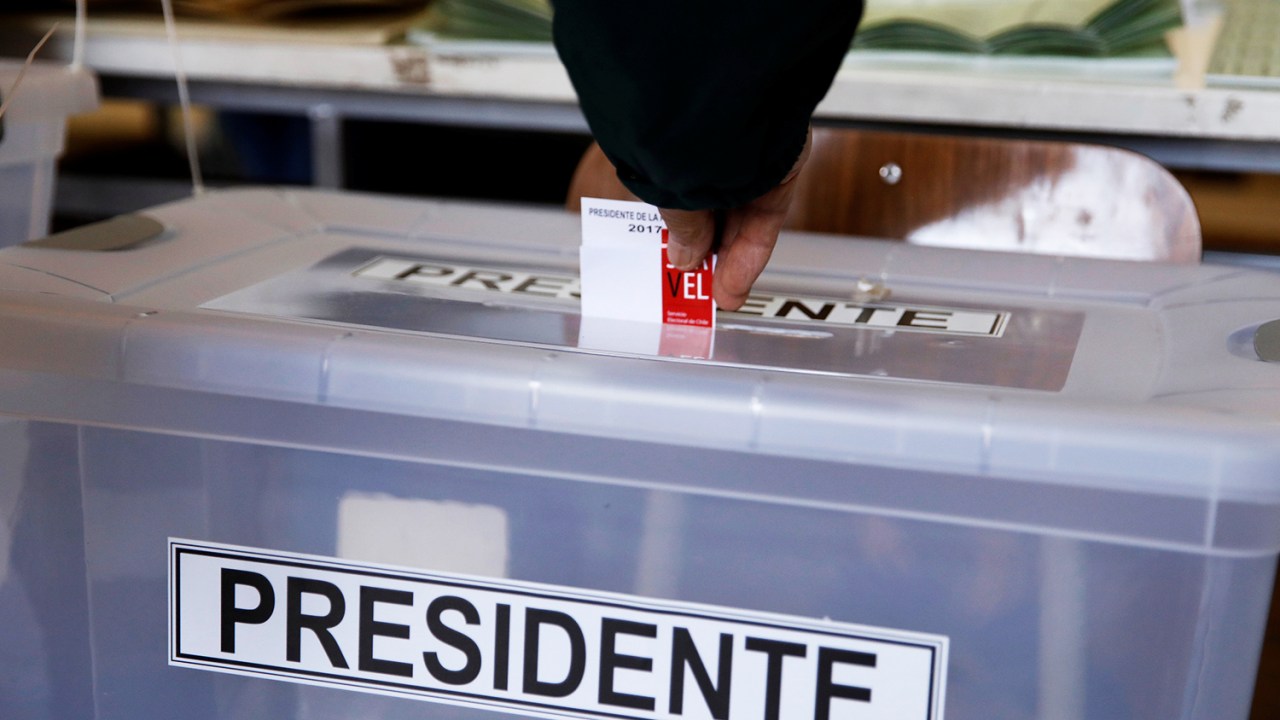 Eleitor deposita cédula de votação em urna, durante as eleições presidenciais em Santiago, capital do Chile - 19/11/2017