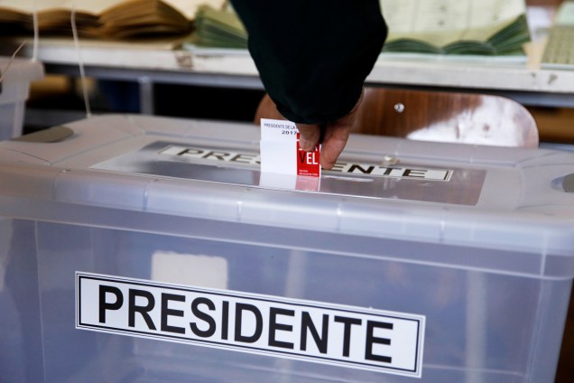 Eleitor deposita cédula de votação em urna, durante as eleições presidenciais em Santiago, capital do Chile - 19/11/2017