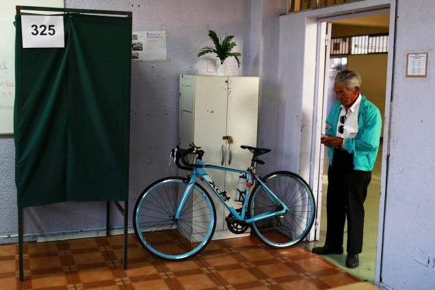 Eleitor aguarda para votar em seçāo eleitoral de Santiago, na Chile - 19/11/2017