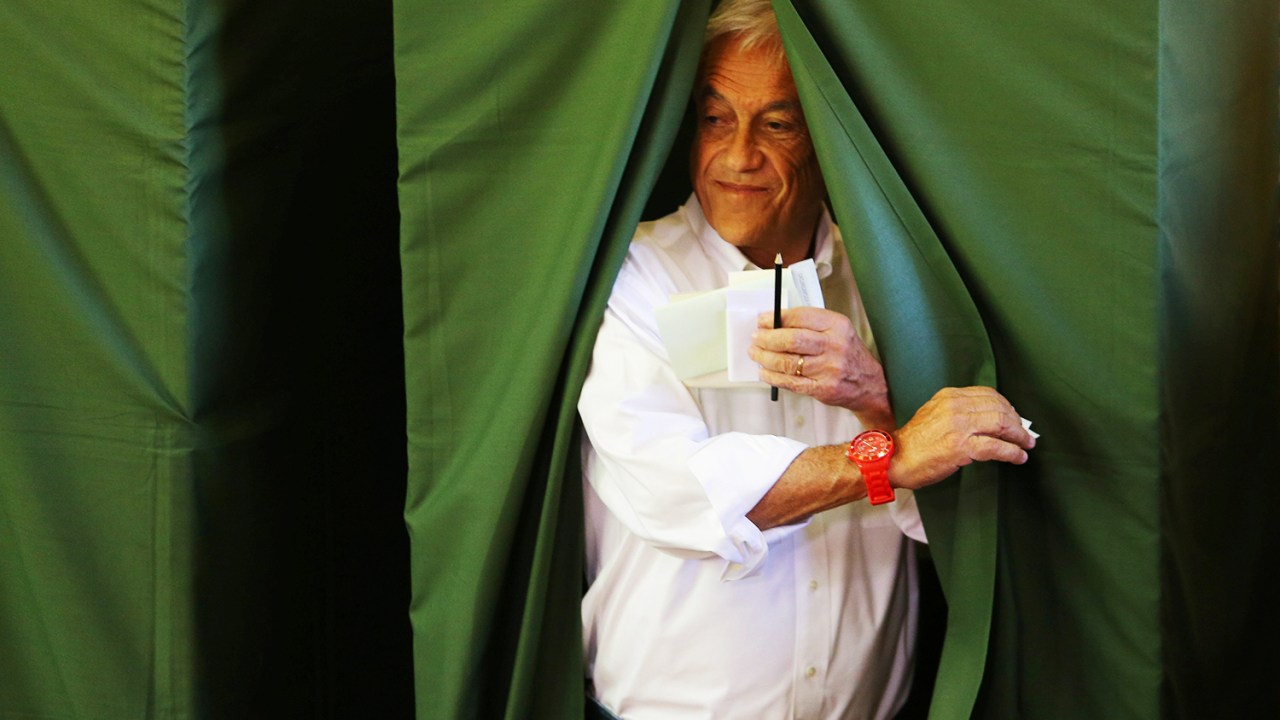 O candidato chileno Sebastião Pinera vota em uma escola pública de Santiago - 19/11/2017