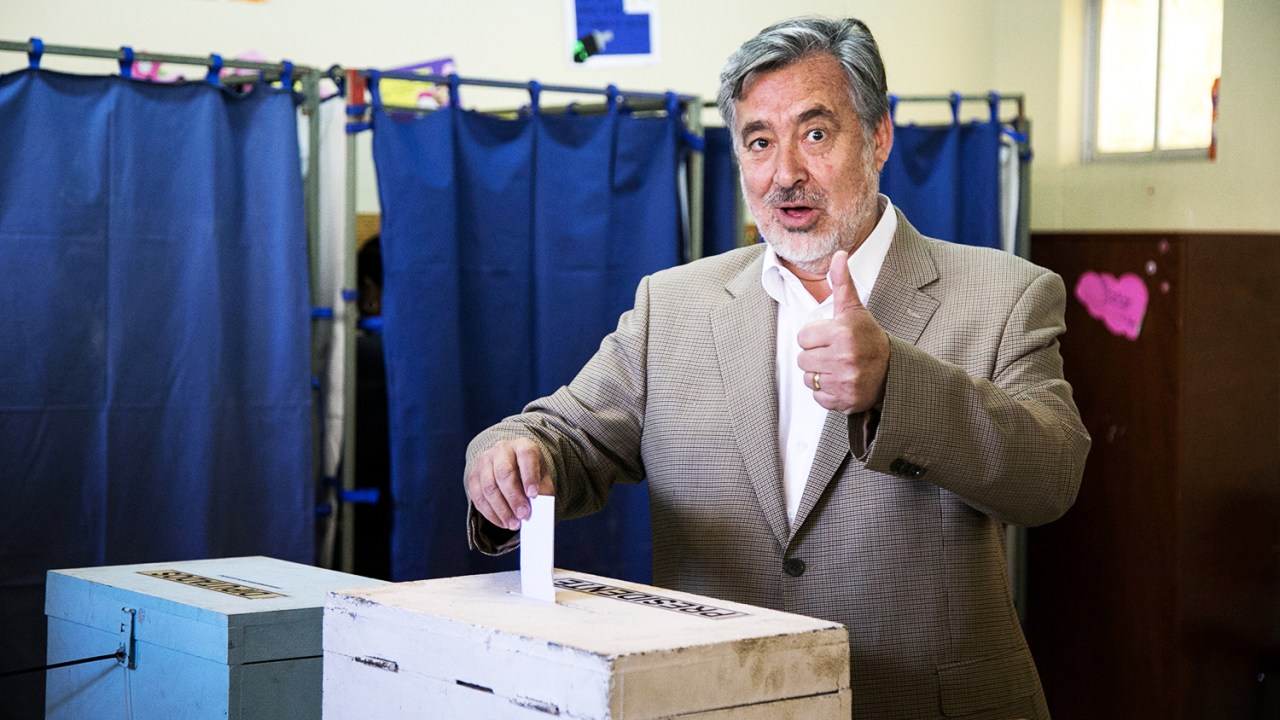 O candidato Alejandro Guillier deposita cédula de votação em uma escola pública de Antofagasta, no Chile - 19/11/2017