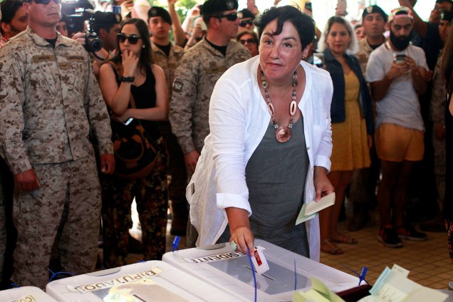 A candidata Beatriz Sanchez deposita cédula de votação em seçāo eleitoral de Santiago, no Chile - 19/11/2017