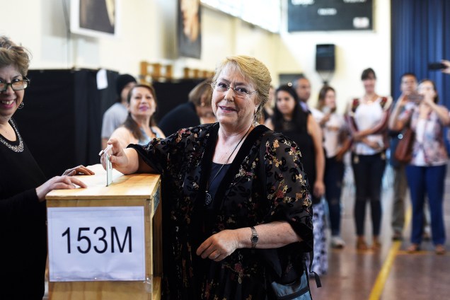 A atual presidente do Chile, Michelle Bachelet, deposita cédula de votação em seçāo eleitoral de Santiago, capital do país - 19/11/2017