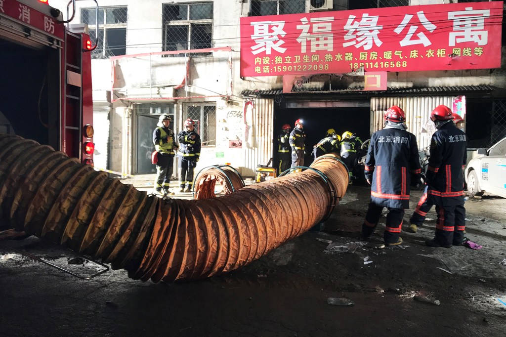 Bombeiros chineses trabalham no combate a incêndio em uma residência, em Pequim, na China. Ao menos 19 pessoas morreram e oito ficaram feridas - 18/11/2017