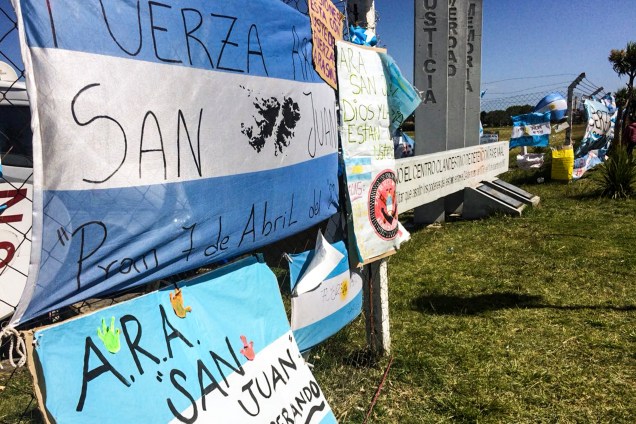 Familiares rezam por tripulantes do submarino San Juan em Mar del Plata, na Argentina - 24/11/2017