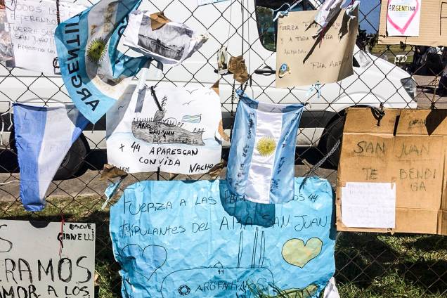 Familiares rezam por tripulantes do submarino San Juan em Mar del Plata, na Argentina - 24/11/2017 Familiares rezam por tripulantes do submarino San Juan em Mar del Plata, na Argentina - 24/11/2017
