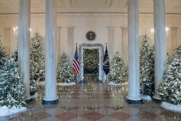 Árvores de Natal decoram o interior da Casa Branca, em Washington