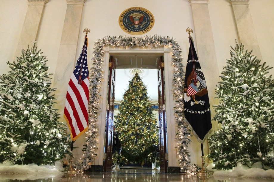 Árvores de Natal decoram o interiore Casa Branca  em Washington