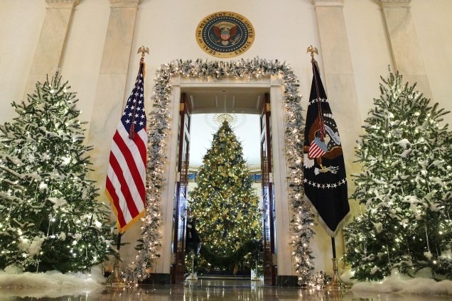 Árvores de Natal decoram o interior da Casa Branca, em Washington
