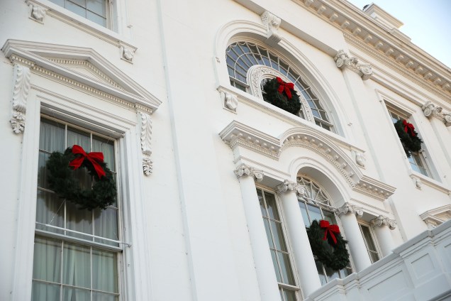 Fachada da Casa Branca decoradas para o Natal em Washington