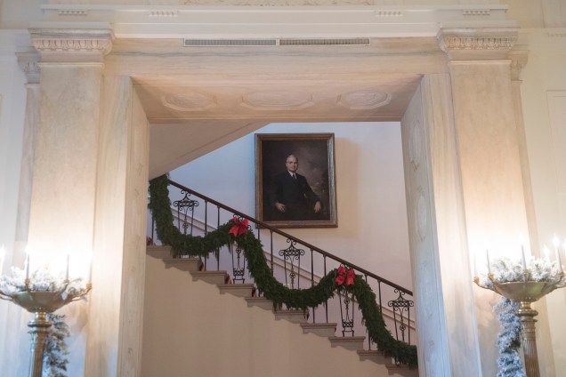 Decoração de Natal nas escadarias da Casa Branca, em Washington, 27 de novembro de 2017 / AFP PHOTO / SAUL LOEB