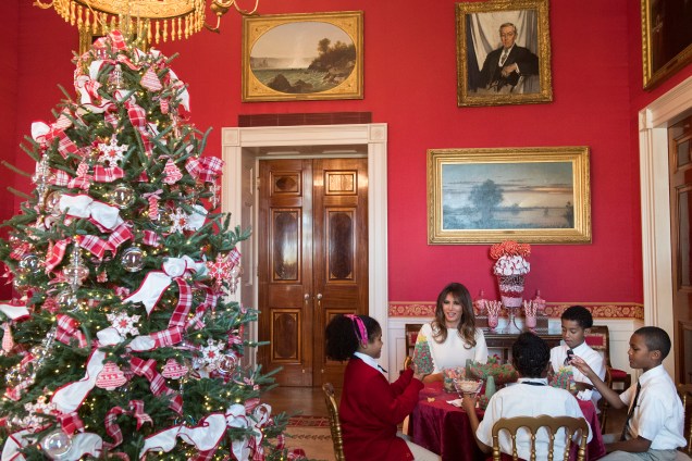 A primeira-dama dos EUA, Melania Trump conversa com um grupo de crianças na Sala Vermelha durante visita às decorações de Natal na Casa Branca, em Washington