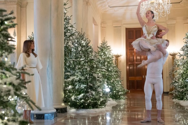 A primeira-dama dos EUA, Melania Trump, assiste a uma performance de balé durante visita às decorações de Natal na Casa Branca, em Washington