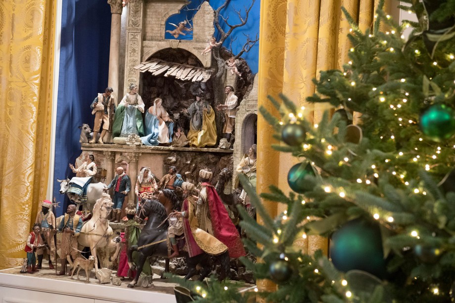 Presépio é parte das decorações de Natal na Sala Leste da Casa Branca em Washington