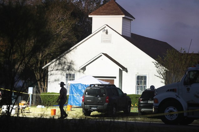 Policiais isolam a Primeira Igreja Batista de Sutherland Springs, no estado americano do Texas, após atirador matar 26 pessoas e ferir 20 no local - 06/11/2017