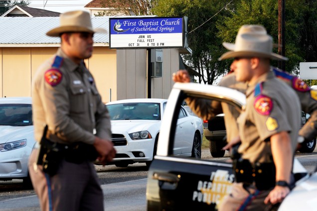 Policiais realizam patrulha próximos à Primeira Igreja Batista de Sutherland Springs, no estado americano do Texas, onde atirador matou 26 pessoas e feriu 20 - 06/11/2017