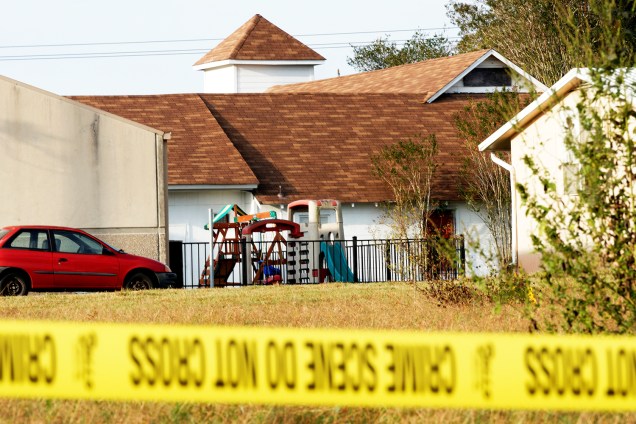 Parquinho é visto próximo à Primeira Igreja Batista de Sutherland Springs, no estado americano do Texas, onde atirador matou 26 pessoas e feriu outras 20 - 06/11/2017