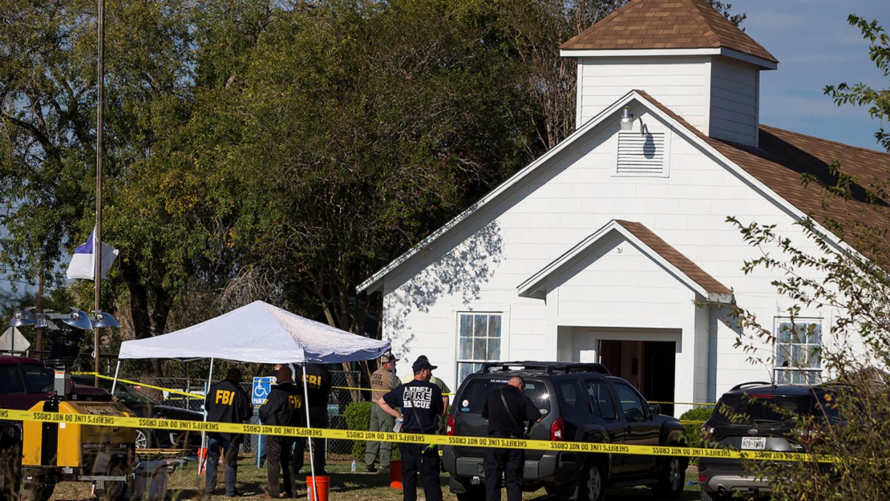 Policiais isolam área onde atirador abriu fogo e matou ao menos 26 pessoas na Primeira Igreja Batista em Sutherland Springs, no estado americano do Texas - 05/11/2017