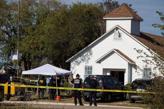 Policiais isolam área onde atirador abriu fogo e matou ao menos 26 pessoas na Primeira Igreja Batista em Sutherland Springs, no estado americano do Texas - 05/11/2017