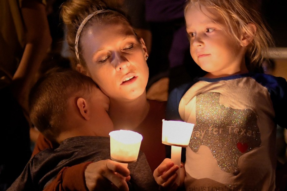Mulher e sua filha participam de vigília em memória às vítimas do ataque a tiros na Primeira Igreja Batista em Sutherland Springs, no estado americano do Texas. Ao menos 26 pessoas morreram - 05/11/2017