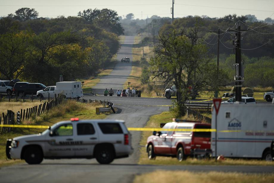 Policiais isolam área onde atirador abriu fogo e matou ao menos 26 pessoas na Primeira Igreja Batista em Sutherland Springs, no estado americano do Texas - 05/11/2017