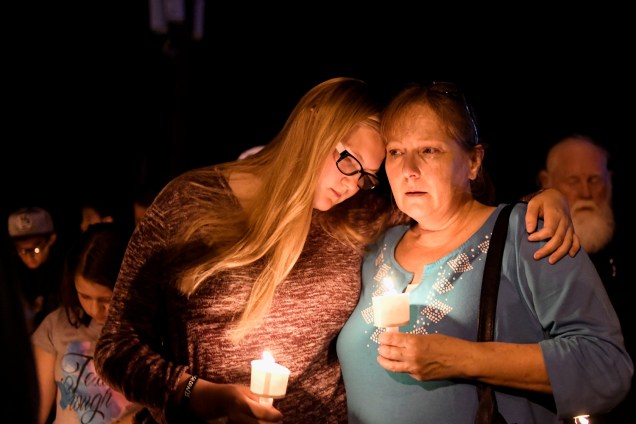 Moradores se abraçam durante vigília em memória às vítimas do massacre na Primeira Igreja Batista de Sutherland Springs, localizada no estado americano do Texas. Ao menos 26 pessoas morreram - 05/11/2017
