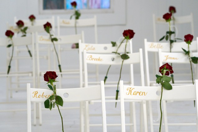 Cadeiras são decoradas com rosas e o nome das pessoas mortas no ataque a tiros na Igreja Batista de Sutherland Springs, no Texas - 12/11/2017