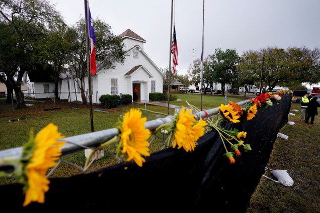 Flores decoram as grades do lado de fora da Igreja Batista de Southerland Springs alvo de um ataque a tiros que deixou 26 mortos na semana passada - 12/11/2017