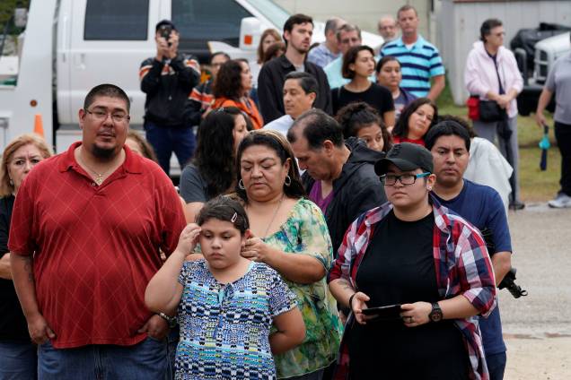 Pessoas esperam para visitar a Igreja Batista de Sutherland Springs, onde 26 pessoas morreram há uma semana. O local foi reaberto como memorial aos mortos no ataque - 12/11/2017 Pessoas esperam para visitar a Igreja Batista de Sutherland Springs, onde 26 pessoas morreram há uma semana. O local foi reaberto como memorial aos mortos no ataque - 12/11/2017