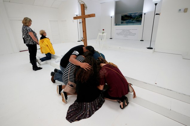 Fiéis rezam na Igreja Batista de Sutherland Springs, onde 26 pessoas morreram em um ataque a tiros na semana passada. A igreja foi aberta ao público como memorial dos mortos, no Texas - 12/11/2017