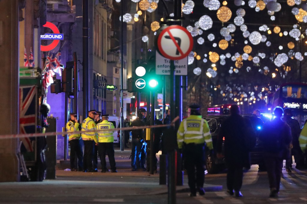 Policiais armados em Oxford Street, Londres