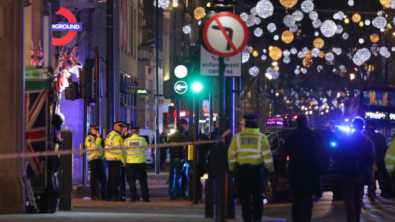 Policiais armados em Oxford Street, Londres