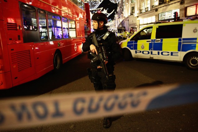 Policiais armados são vistos após incidente perto da estação de metrô Oxford Circus em Londres, Inglaterra - 24/11/2017
