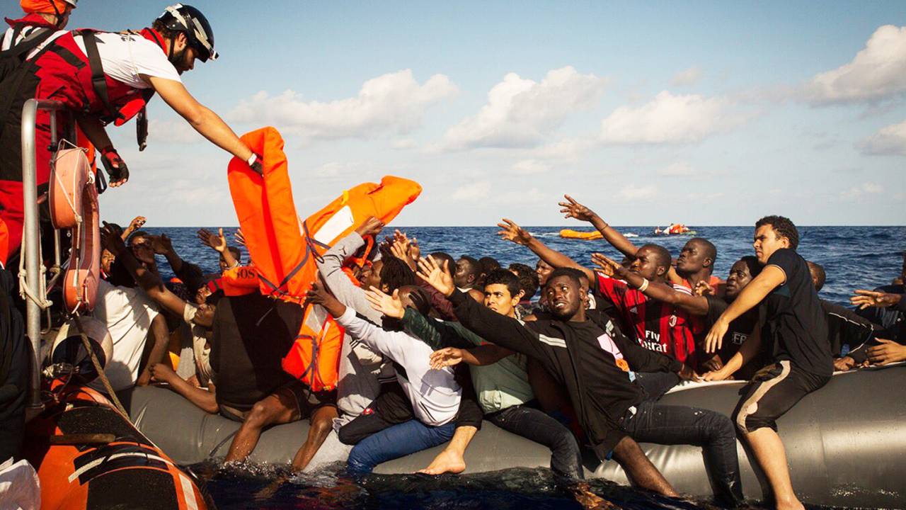 Com 700 migrantes resgatados, naufrágio mata 23 no Mediterrâneo - 02/11/2017