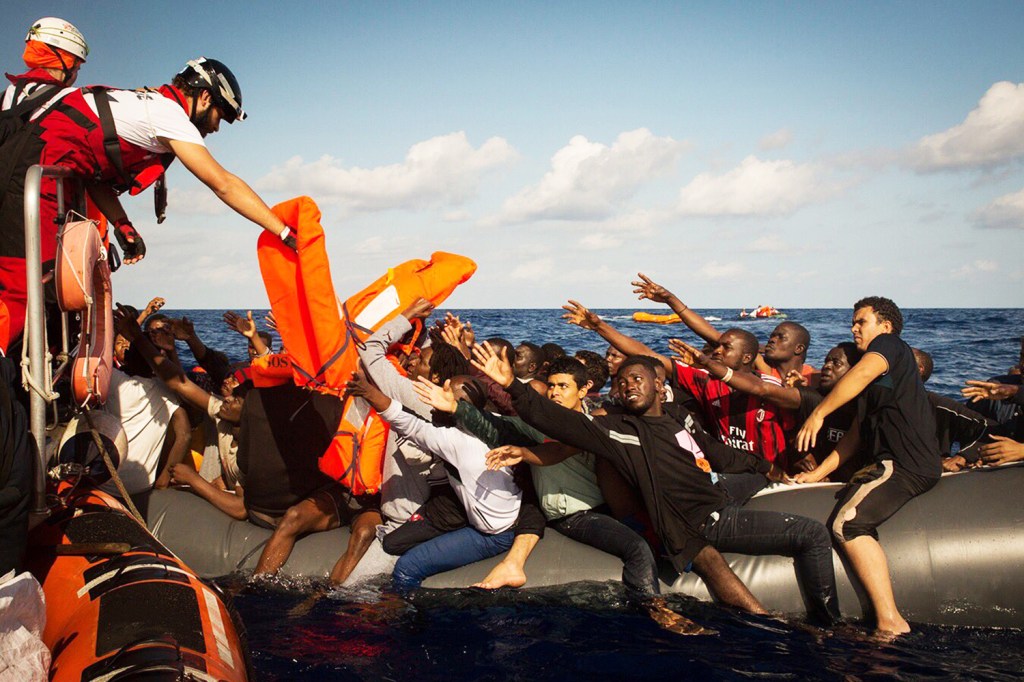 Com 700 migrantes resgatados, naufrágio mata 23 no Mediterrâneo - 02/11/2017