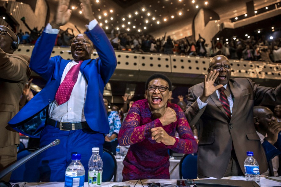 Membros do parlamento do Zimbábue celebram após a renúncia do ditador Robert Mugabe em Harare - 21/11/2017