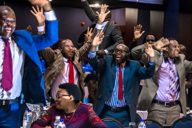 Membros do parlamento do Zimbábue celebram após a renúncia do ditador Robert Mugabe em Harare, que governou o país durante 37 anos- 21/11/2017 Membros do parlamento do Zimbábue celebram após a renúncia do ditador Robert Mugabe em Harare, que governou o país durante 37 anos- 21/11/2017