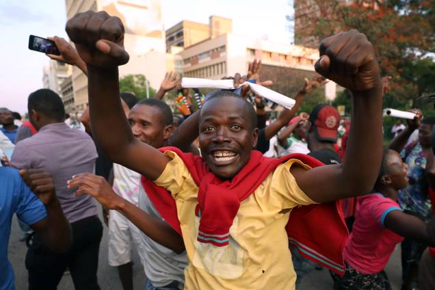 População vai às ruas para celebrar a renúncia do ditador Robert Mugabe em Harare, no Zimbábue - 21/11/2017