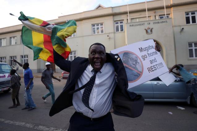População vai às ruas para celebrar a renúncia do ditador Robert Mugabe em Harare, no Zimbábue - 21/11/2017