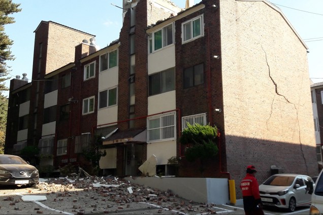 Um edifício danificado pelo terremoto é fotografado em Pohang, na Coreia do Sul - 15/11/2017