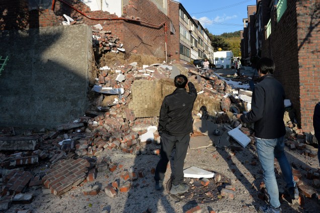Um prédio de tijolos é visto destruído após o terremoto em Pohang na Coreia do Sul - 15/11/2017