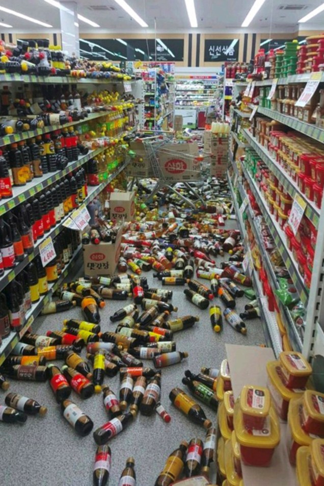 Produtos são vistos no chão em um supermercado após os terremotos de 5,5 e 5,4 graus atingirem Pohang, na Coreia do Sul - 15/11/2007