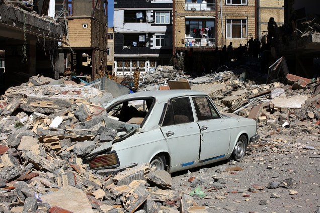 Carro fica embaixo de escombros de prédio em Sarpol-e Zahab, no Irã - 13/11/2017