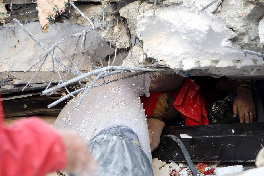 Bombeiros trabalham nos escombros de prédio danificado em Sarpol-e Zahab, no Irã - 13/11/2017