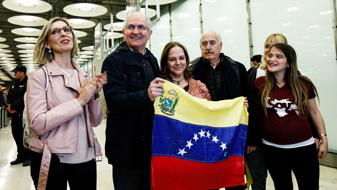 Antonio Ledezma posa para foto com a família ao chegar no Aeroporto de Madrid-Barajas, na Espanha - 18/11/2017