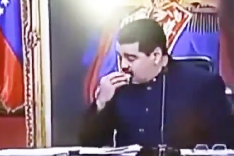 O presidente da Venezuela, Nicolás Maduro, come pedaço de torta durante pronunciamento ao vivo pela TV