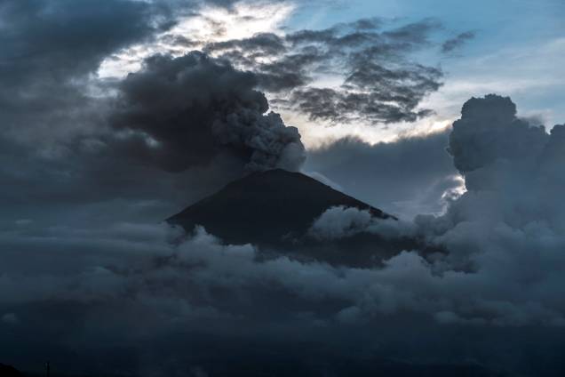 O vulcão Monte Agung entra em erupção em Bali, na Indonésia - 25/11/2017 O vulcão Monte Agung entra em erupção em Bali, na Indonésia - 25/11/2017
