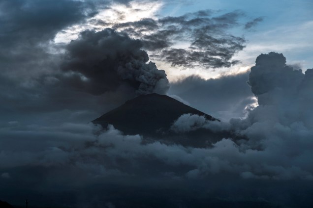 O vulcão Monte Agung entra em erupção em Bali, na Indonésia - 25/11/2017